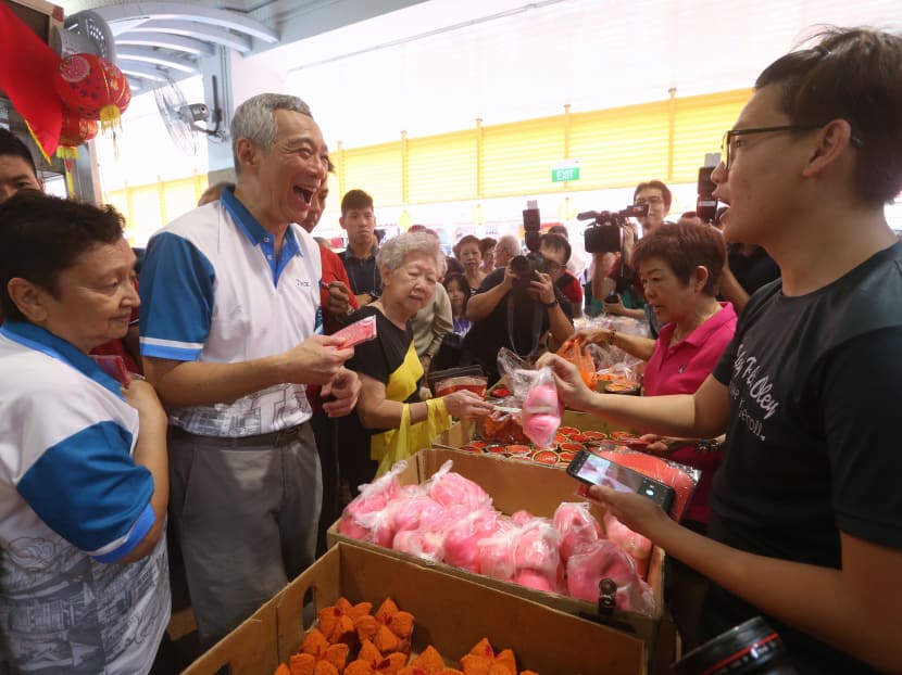 Prime Minister Lee Hsien Loong visited the Market and Food Centre at Blk 341 in Teck Ghee, Ang Mo Kio, on Feb 3 to interact with residents, exchange festive greetings and distribute red packets. Prime Minister Lee Hsien Loong visited the Market and Food Centre at Blk 341 in Teck Ghee, Ang Mo Kio, on Feb 3 to interact with residents, exchange festive greetings and distribute red packets.