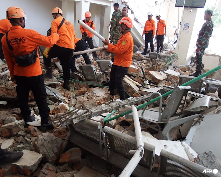 Powerful earthquake off Indonesia kills 20, sparks mass evacuations