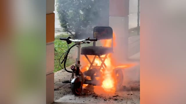 不明原因自燃 后港组屋行动辅助工具被烧毁