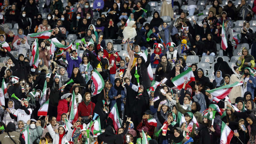 Wanita di Iran dibenarkan tonton perlawanan bola sepak di stadium Wanita di Iran dibenarkan tonton perlawanan bola sepak di stadium
