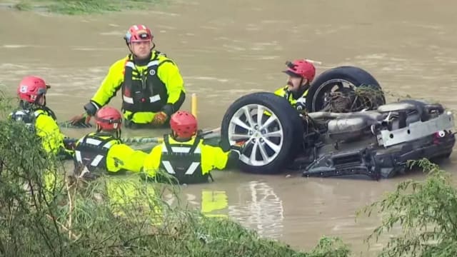 美国德州暴雨成灾 至少十死多人失踪