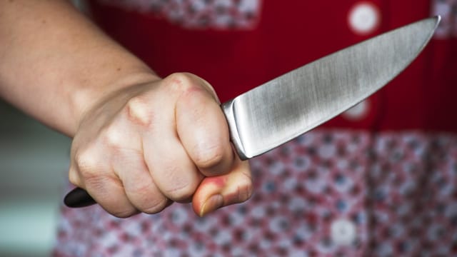 妇女不满女儿与他人有性行为 用刀刺伤她大腿被判监14个月