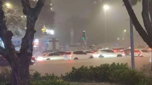 中国深圳遭遇1952年有记录以来最强暴雨