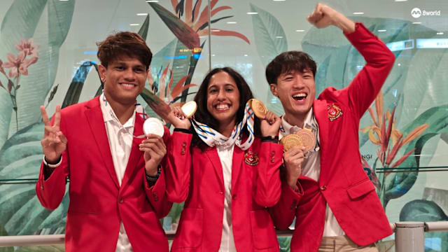 我国田径队携三金凯旋 亲人特地请假来接机