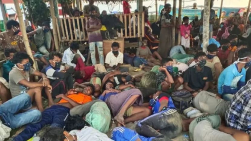 Hampir 300 pelarian Rohingya dipindahkan dari pantai Aceh Hampir 300 pelarian Rohingya dipindahkan dari pantai Aceh
