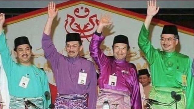 纳吉社媒分享玩味照片 “当过首相的举手”