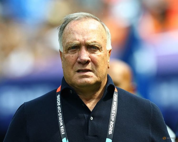 Curacao extend manager Advocaat's contract after turbulent year