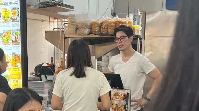 没戏拍投身餐饮业？张耀栋亲到咖啡店摊位站岗态度获赞