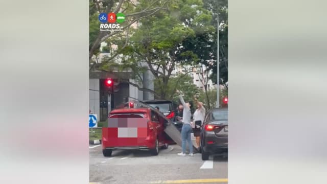 不明物件从东陵公寓高楼坠下 砸中三辆车