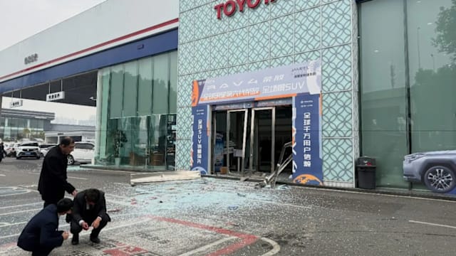 中国男子跟店员闹纠纷 店外引爆身上易燃物酿一死四伤