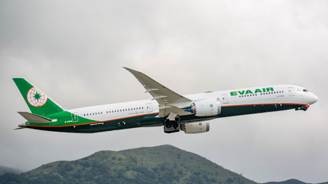 飞机厕所内偷抽电子烟 空服员破门逮住台男