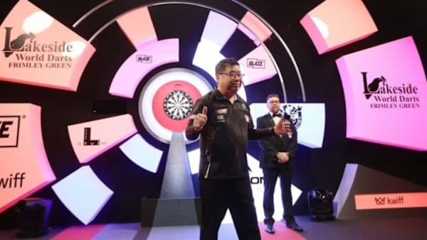 Pemain SG, Paul Lim, 71, muncul sebagai pemenang tertua perlawanan di Kejohanan Dart Dunia