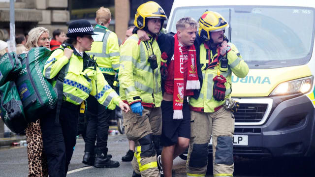 英国利物浦汽车冲撞球迷近50人受伤 警方：同恐怖主义无关