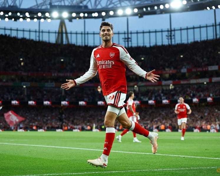 Arsenal sweep aside Coventry to start title defence with a bang