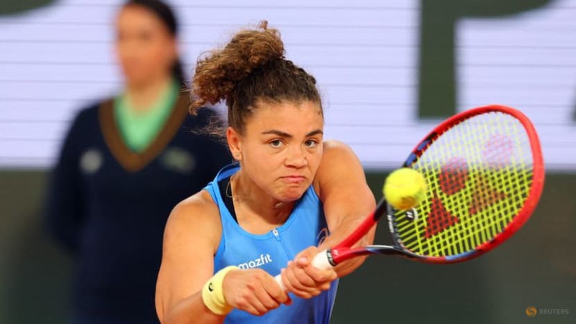 Nadal touch helps Paolini reach French Open third round
