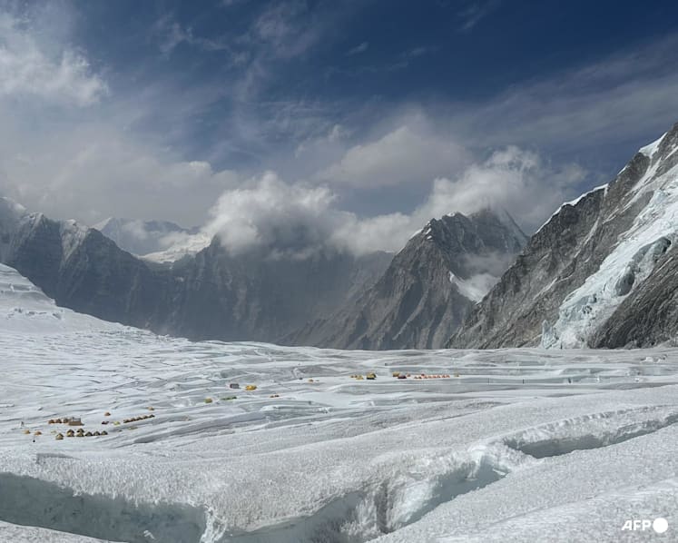 Almost 1,000 trapped on Tibetan side of Mount Everest by blizzard 
