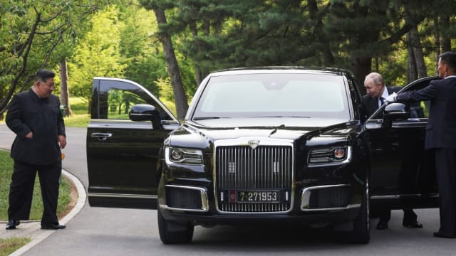 普京又送金正恩俄豪车 两人平壤街头开车兜风