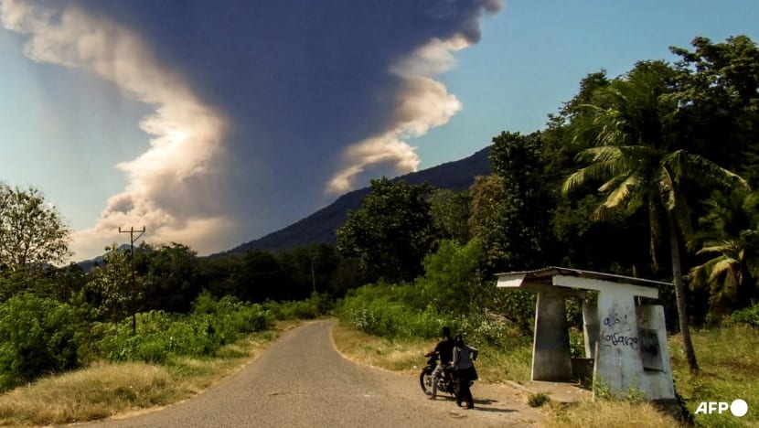 Indonesia volcano spews 18km-high ash tower Indonesia volcano spews 18km-high ash tower
