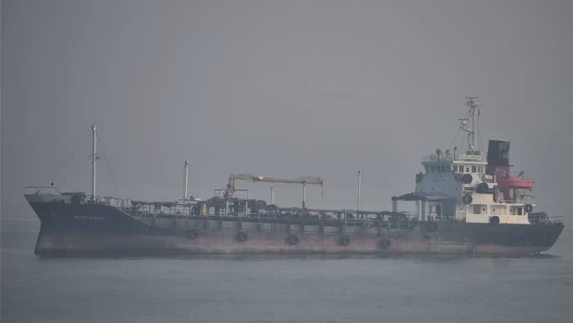 Kapal tangki berdaftar Malaysia karam di perairan SG; semua kru diselamatkan