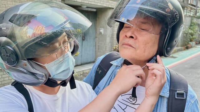 父子骑车亲自送泡菜　澎恰恰自嘲儿子变“负二代”