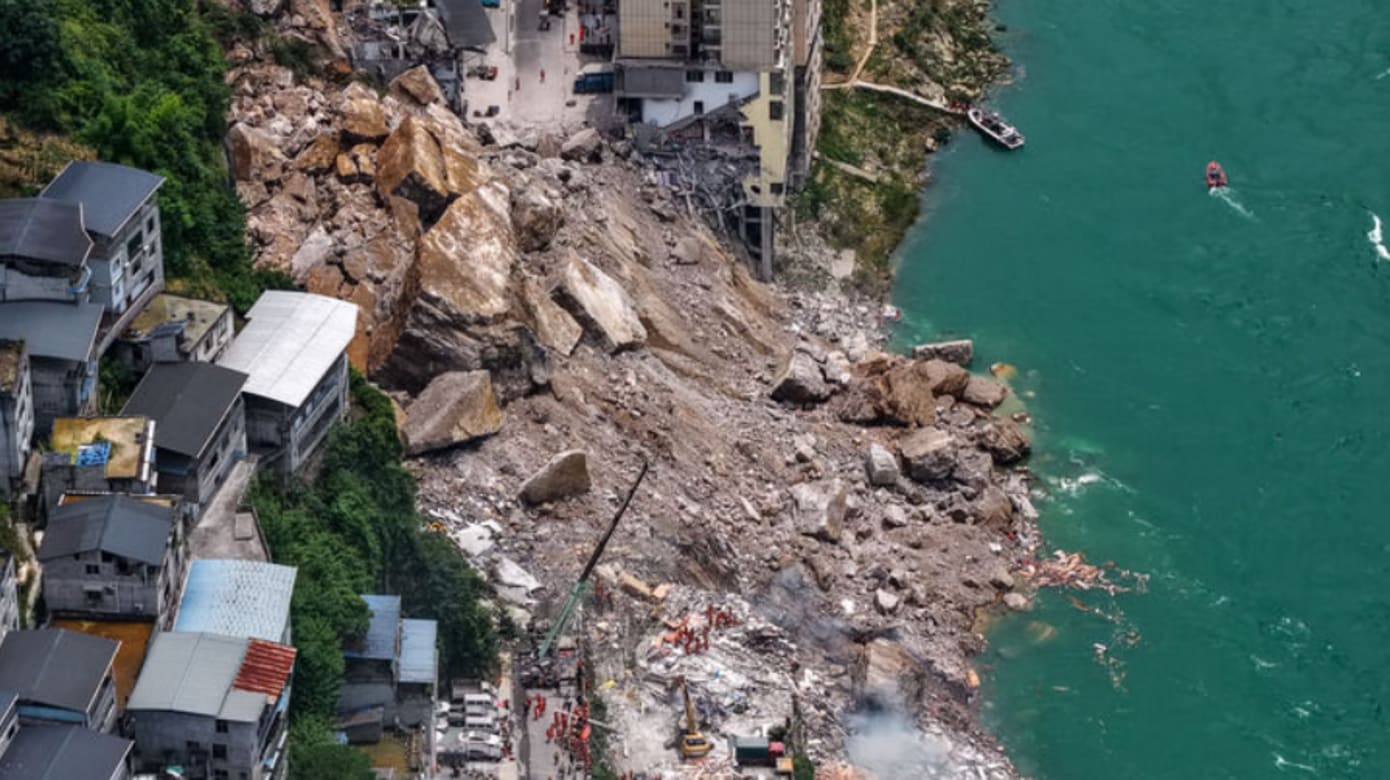 中国重庆彭水山体崩塌水域搜救持续 已确认51人遇难10人失联 
