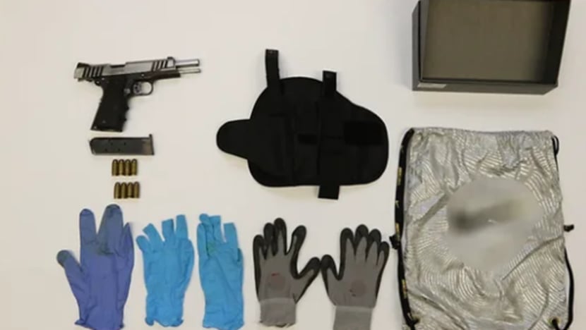 Pistol ditemui di flat di Jurong West, 2 lelaki ditangkap