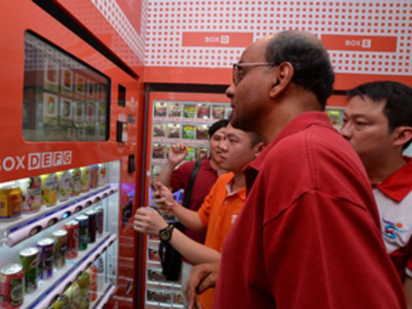 Deputy Prime Minister and Coordinating Minister for Economic and Social Policies Tharman Shanmugaratnam launched the first VendCafé in Singapore at Anchorvale Drive on Aug 7, 2016. Photo: Robin Choo/TODAY