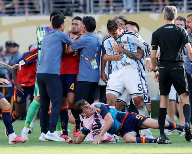 Tempers flare at end of Spain-Argentina World Cup final