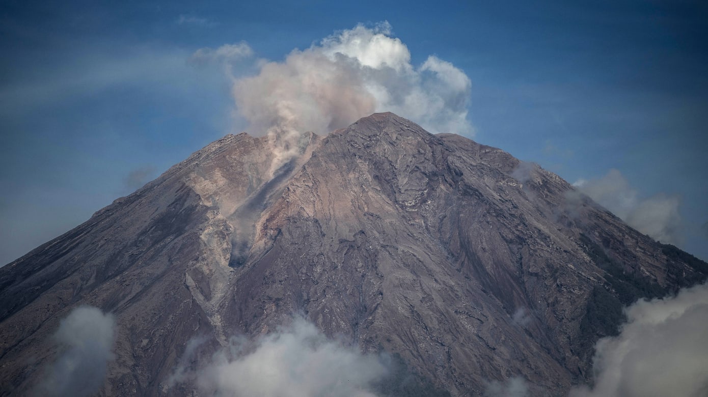 印尼塞梅鲁火山喷发 当局吁远离危险区