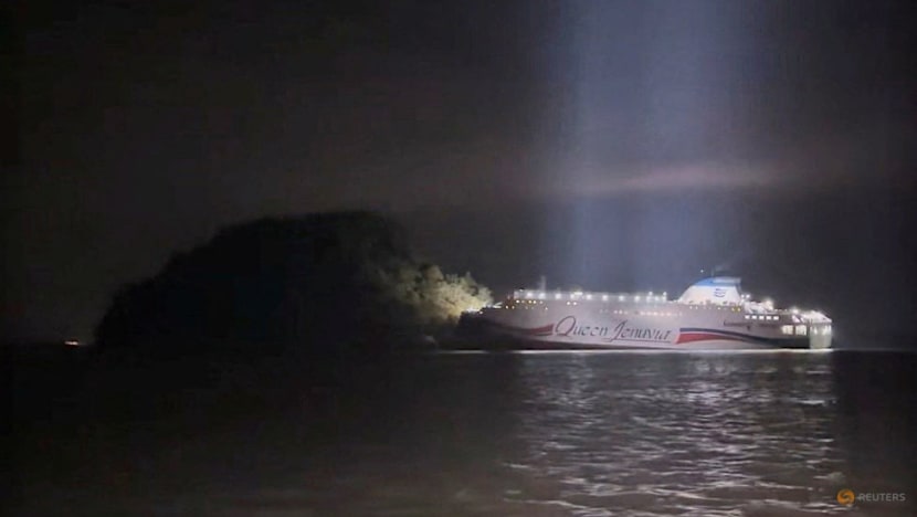 South Korean ferry runs aground, all 267 people on board rescued