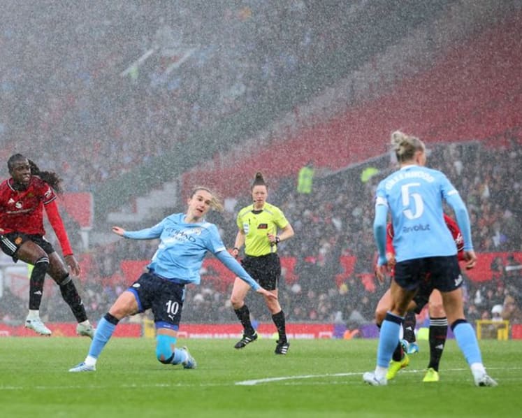 Man City close on WSL title with 3-0 derby win, Arsenal down Spurs