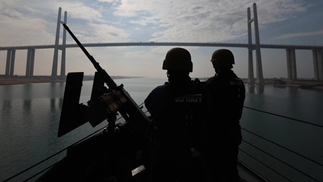 外媒：五角大楼调派航母打击群到中东地区