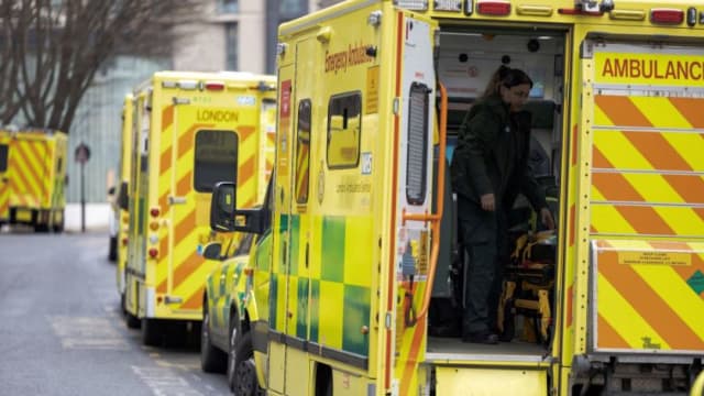 英国政府与多个工会 针对医护人员加薪问题达成协议