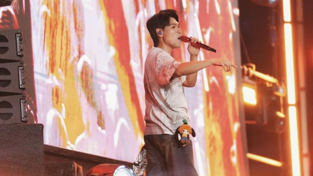 杨宗纬深情演唱突踩空，摔下2m舞台紧急送院！