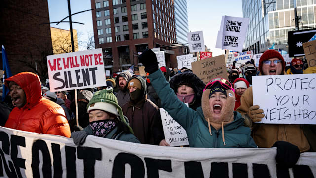联邦执法枪击美国人激怒民众 州长动用国民警卫队维持秩序