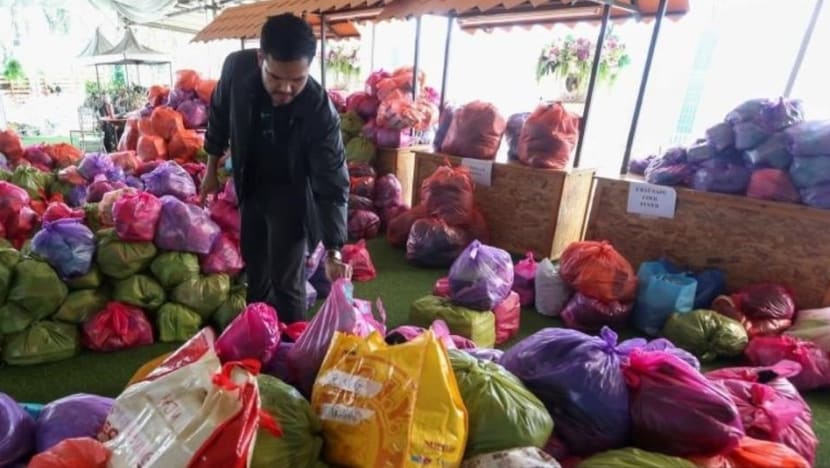Usahawan, pempengaruh Malaysia Khairul Aming agih bantuan kepada mangsa banjir di Kelantan Usahawan, pempengaruh Malaysia Khairul Aming agih bantuan kepada mangsa banjir di Kelantan