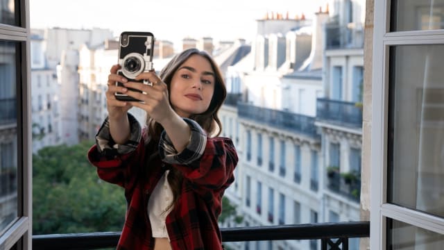 “Emily In Paris”手机壳已售罄　本地能买到同款