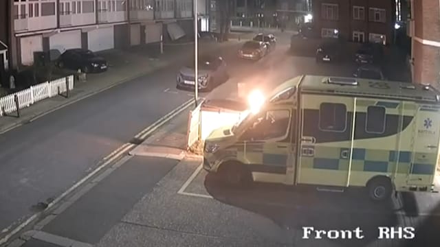 社区组织救护车遭人纵火 伦敦警方部署更多警力保护犹太社群