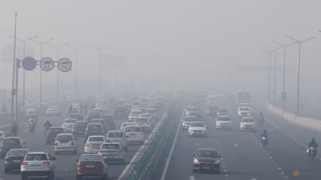 印度新德里雾霾问题严重 多趟航班和部分铁路服务受影响