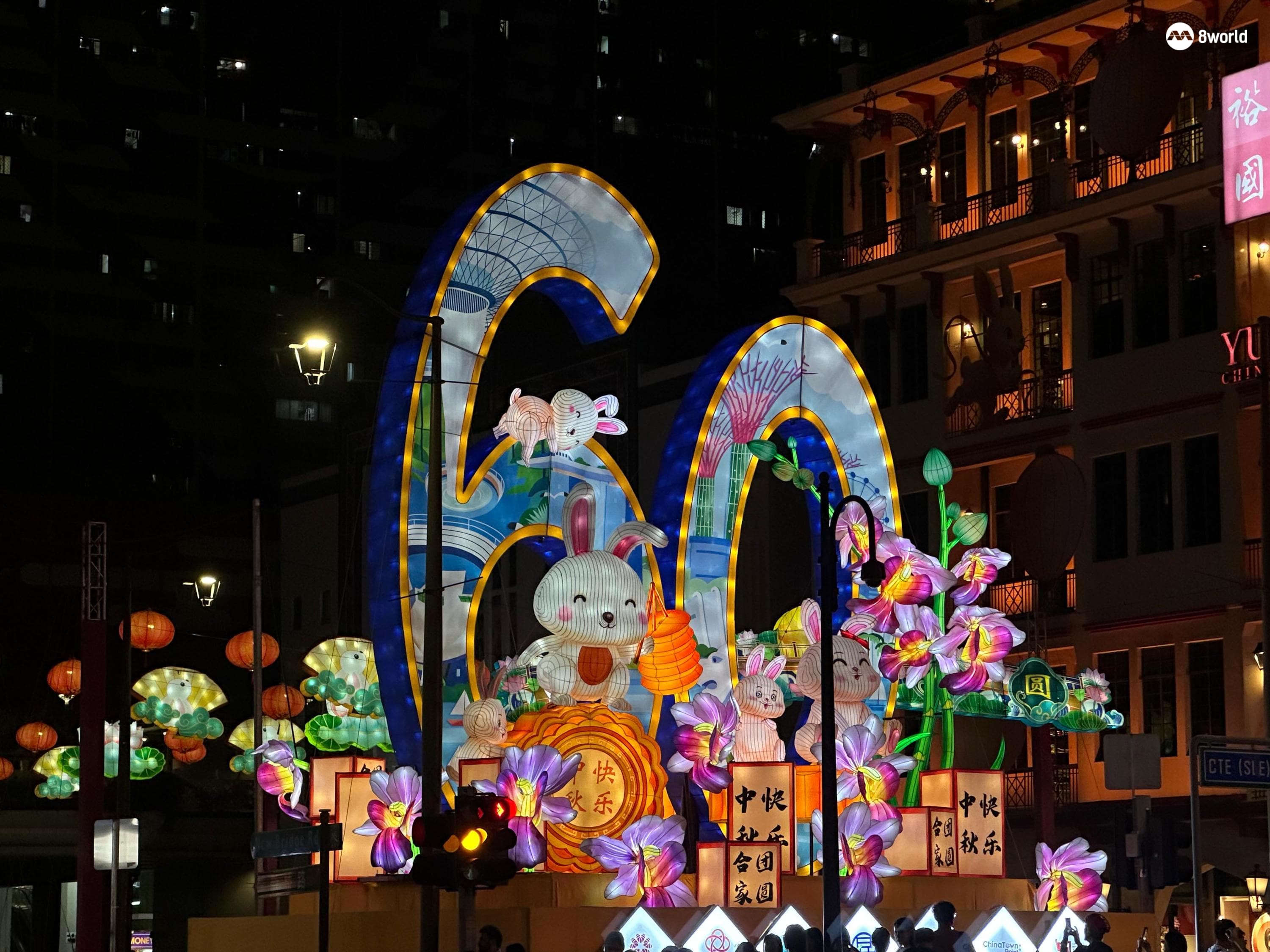 直播】年度牛车水中秋节灯饰亮灯融入SG60元素成最大亮点- 8world