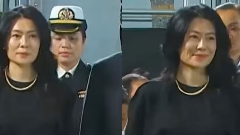 Netizen terpukau dengan kecantikan isteri PM Lawrence Wong, kelihatan seperti 'bintang Korea' Netizen terpukau dengan kecantikan isteri PM Lawrence Wong, kelihatan seperti 'bintang Korea'