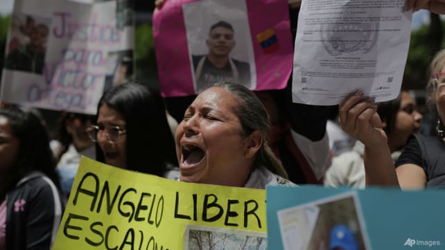 Dozens of Venezuelan migrants told of imminent deportation under US wartime law