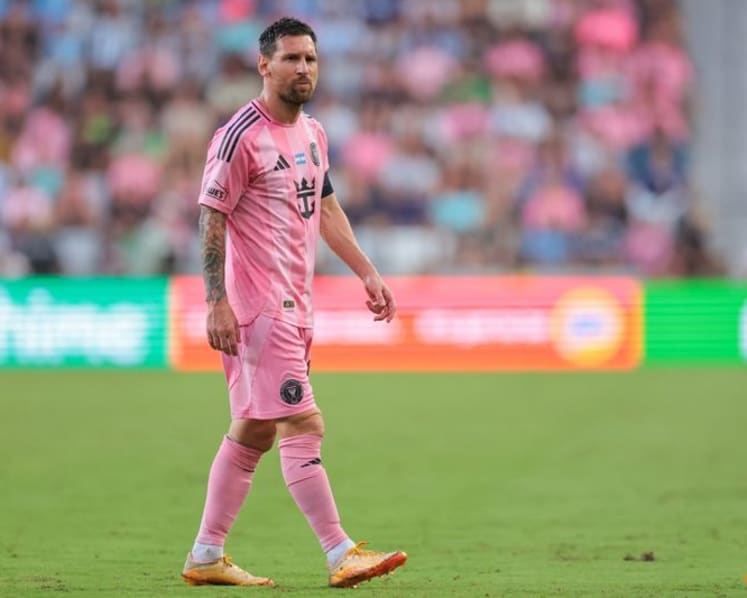 Messi substituted after clutching thigh in final club game before World Cup