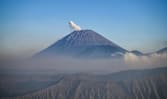 Gunung Semeru di Jawa Timur meletus sekurang-kurangnya 10 kali, abu cecah 900 meter