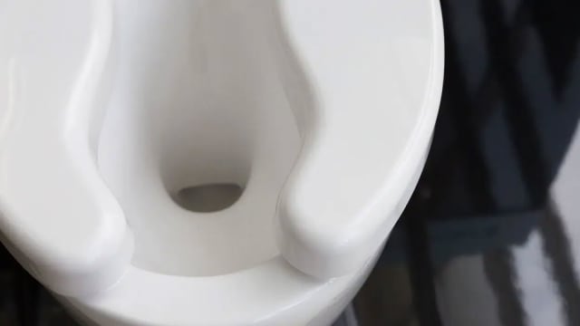 你想过公共厕所的马桶坐垫为什么是U型的吗？