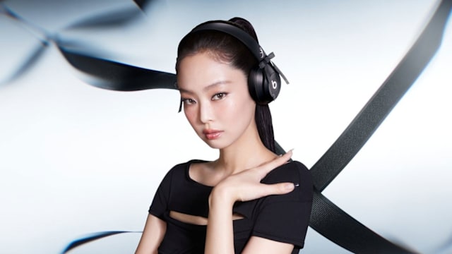 BLACKPINK Jennie二度联手Beats　可拆卸黑色蝴蝶结耳机登场，还送独家单曲！