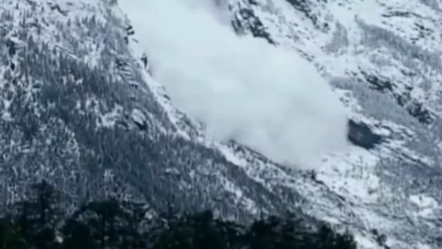 中国玉龙雪山雪崩 景区回应：是野外未开发区域