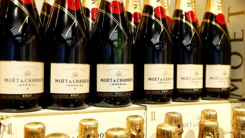 Moet & Chandon puts champagne back on the F1 podium  Moet & Chandon puts champagne back on the F1 podium