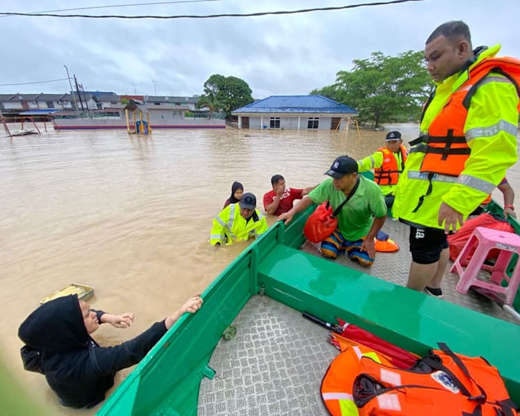 Rivers exceed dangerous levels in several Malaysian states; Johor flood kills one