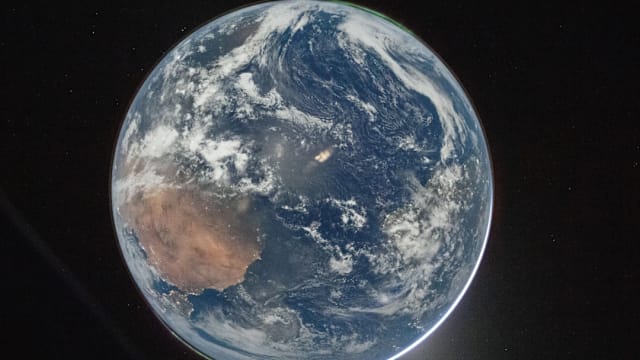 “阿尔忒弥斯二号”绕月途中 拍下壮丽地球画面